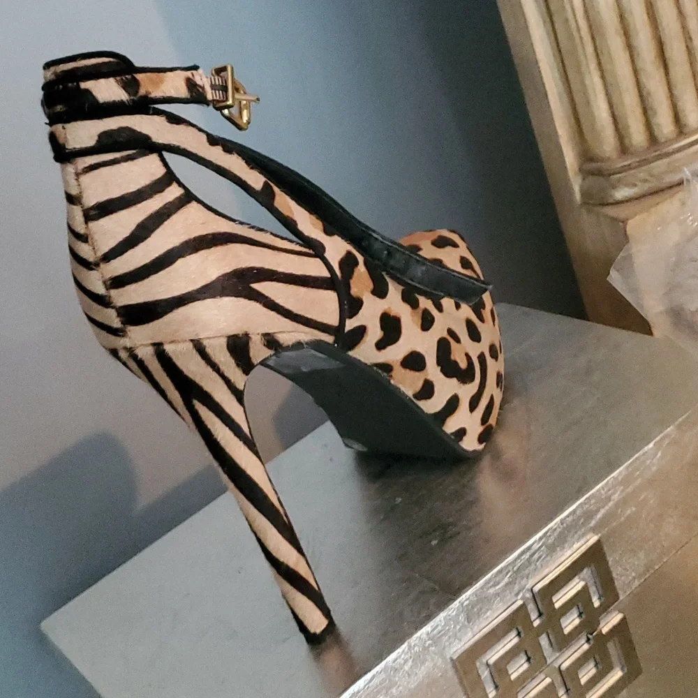 Jessica Simpson, leopard print, stiletto strapped heel, size 9 - Picture 2 of 6